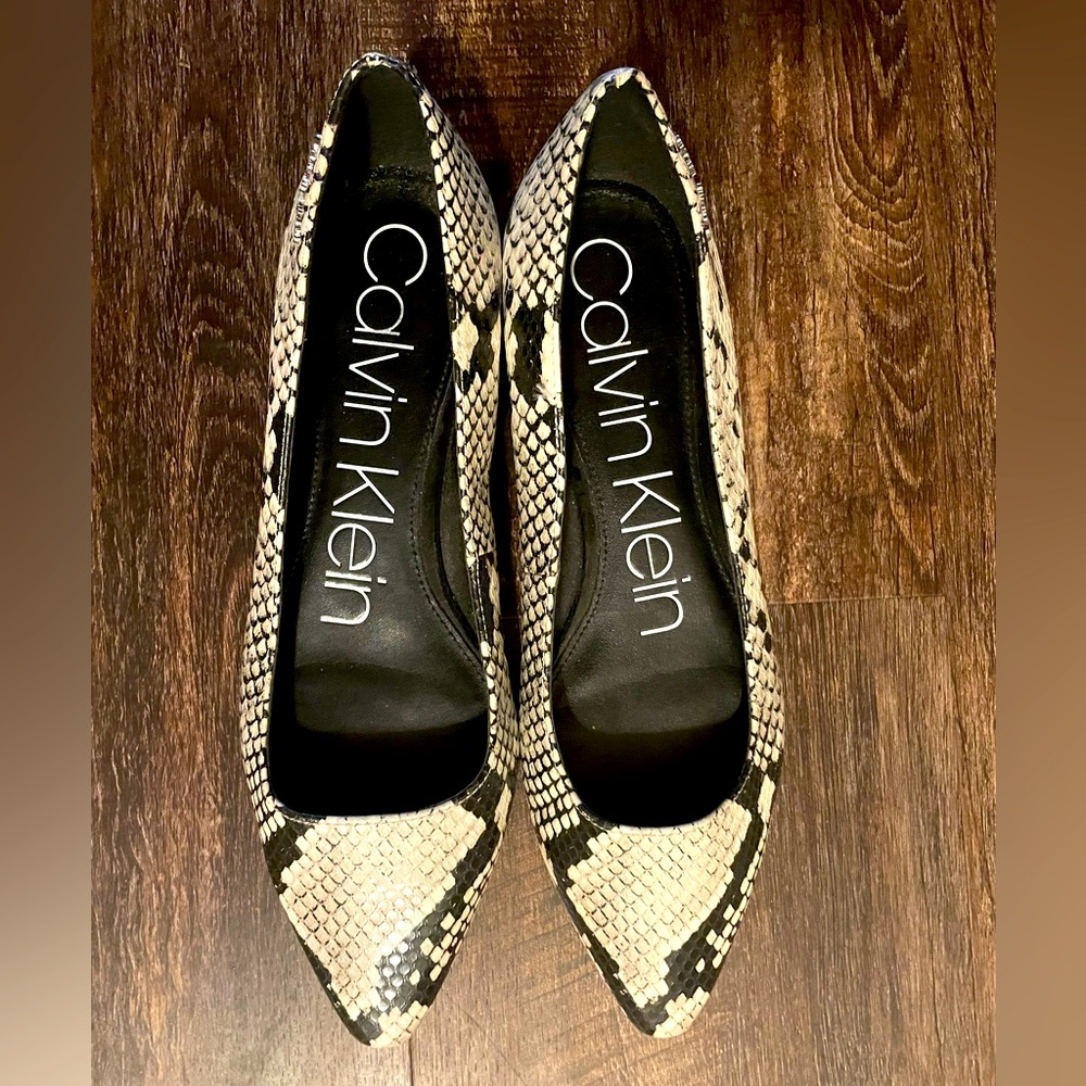 Calvin Klein Black & White Snakeskin Women's Flats Size 7 Designer Shoes